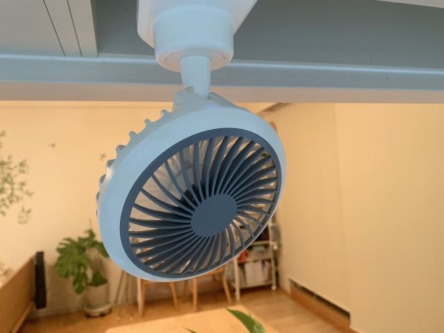 暑いキッチンに扇風機